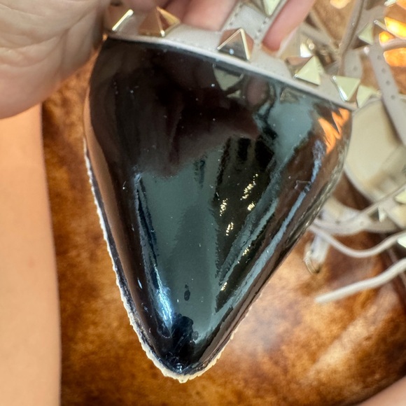 Authentic leather two color, Valentino stud low heel - Picture 9 of 10